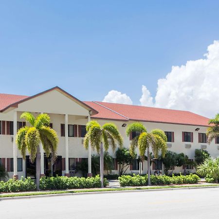 Super 8 By Wyndham Pompano Beach Εξωτερικό φωτογραφία