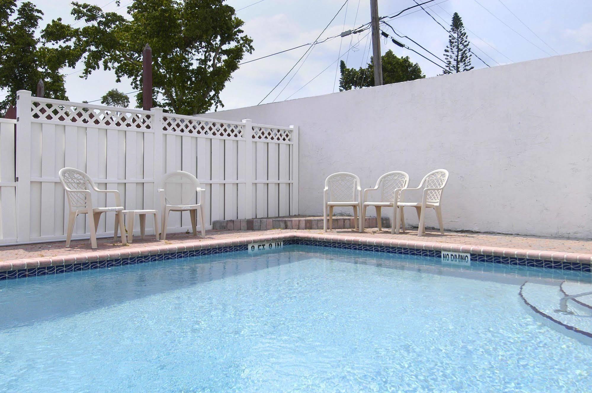 Super 8 By Wyndham Pompano Beach Εξωτερικό φωτογραφία